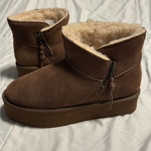 NWT Bearpaw Womens Short Ankle Zip Fur Cozy Lined Winter Boots Brown 9 Platform